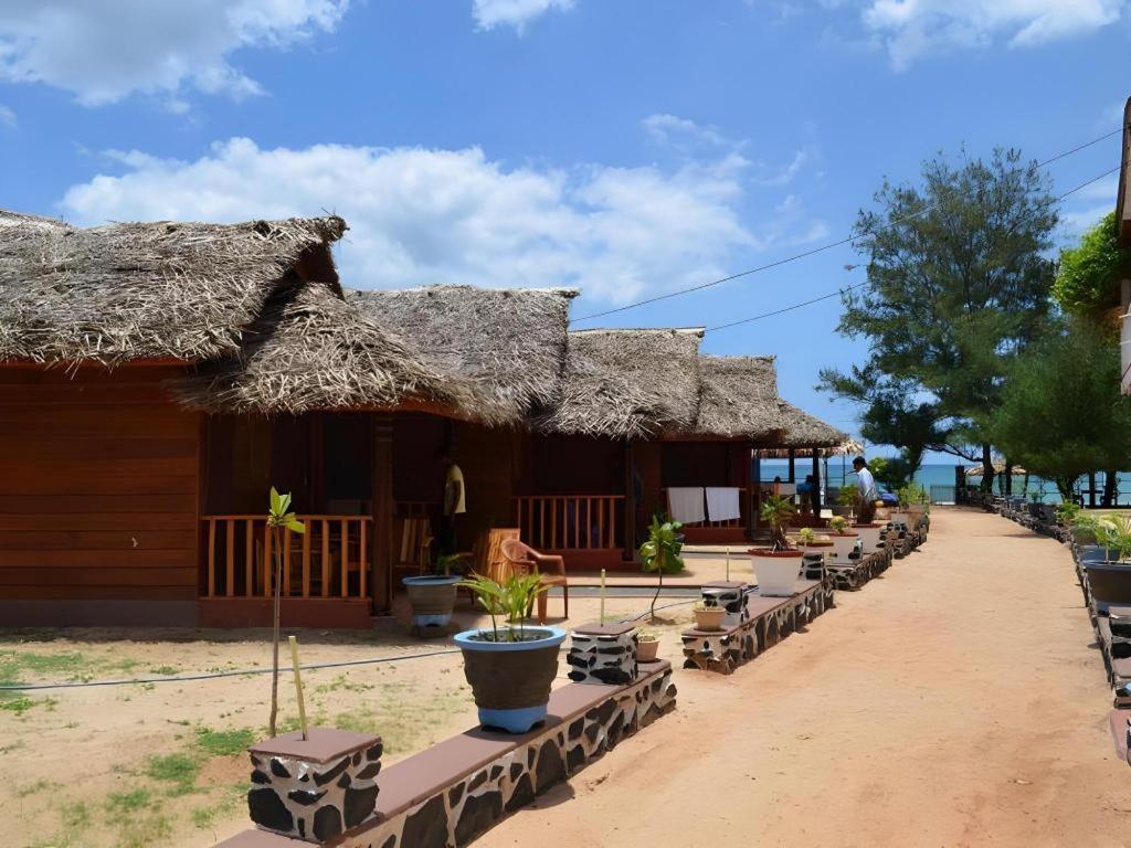 Silver Beach Hotel Trincomalee Exterior foto